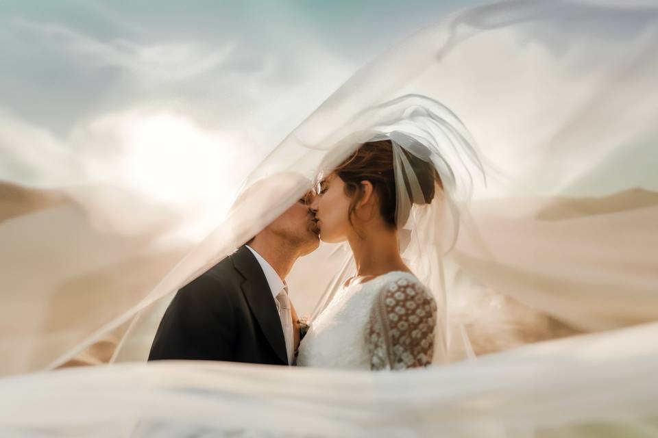 Matrimonio-sposi-velo-tramonto