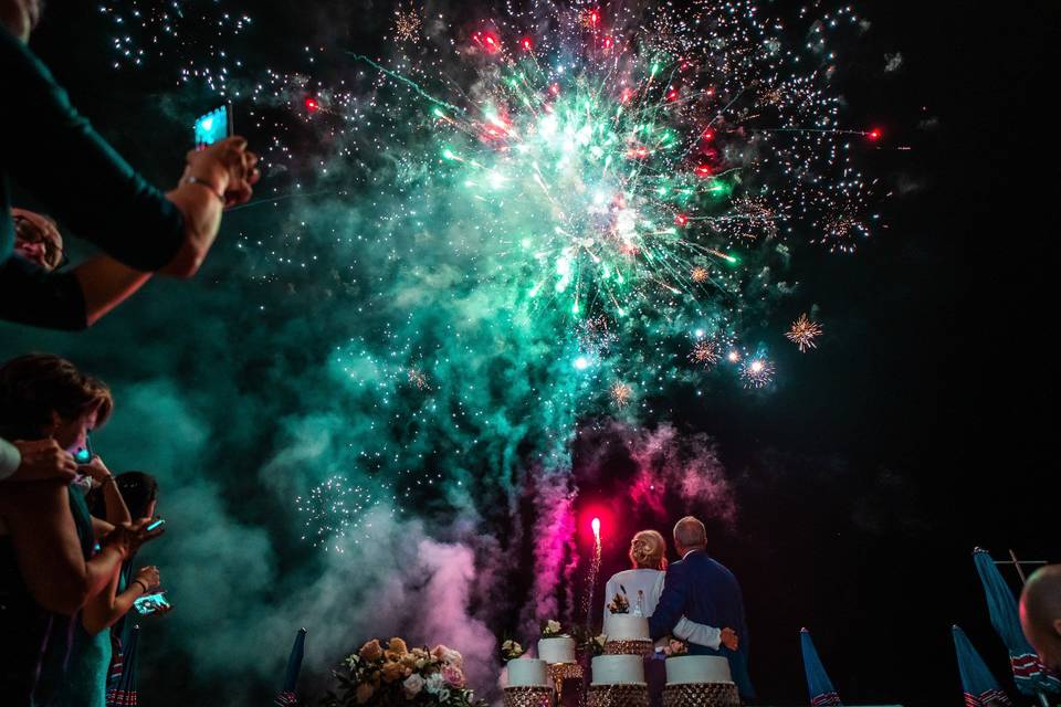 Matrimonio-sposi-torta-fuochi