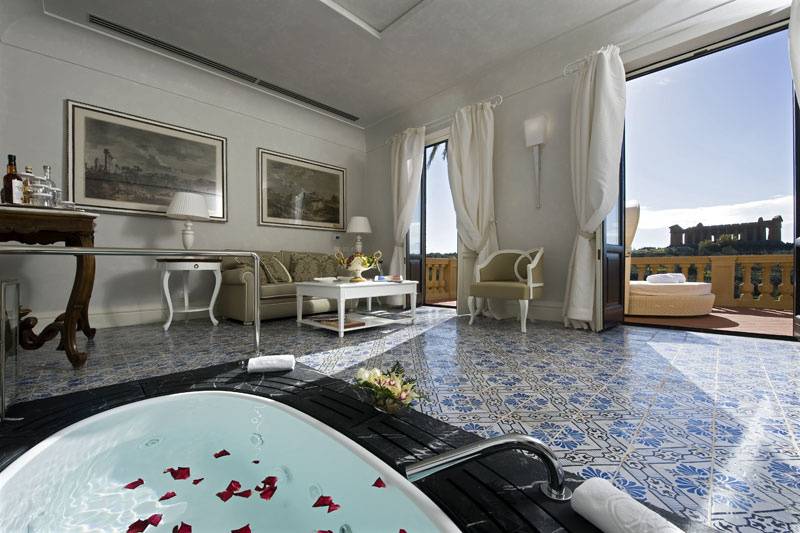 La jacuzzi dell villa suite