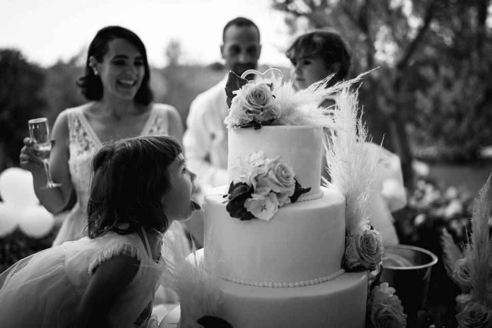 Bambina che gusta la torta