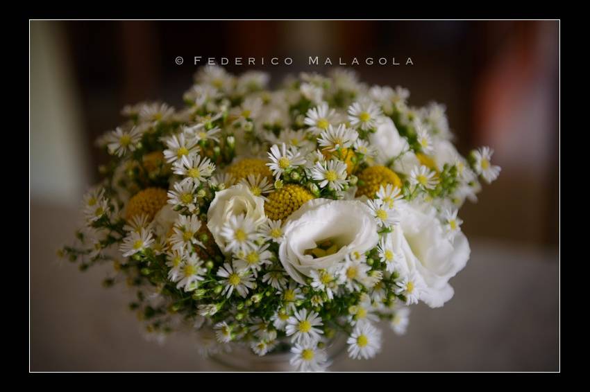 Bouquet claspedia lisianthus