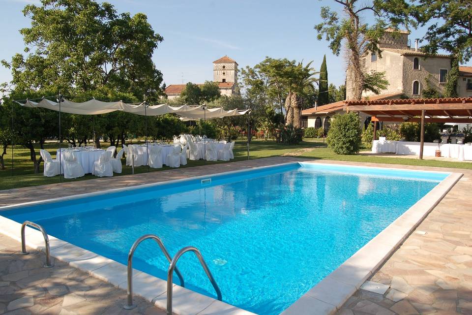 Piscina e vista del borgo