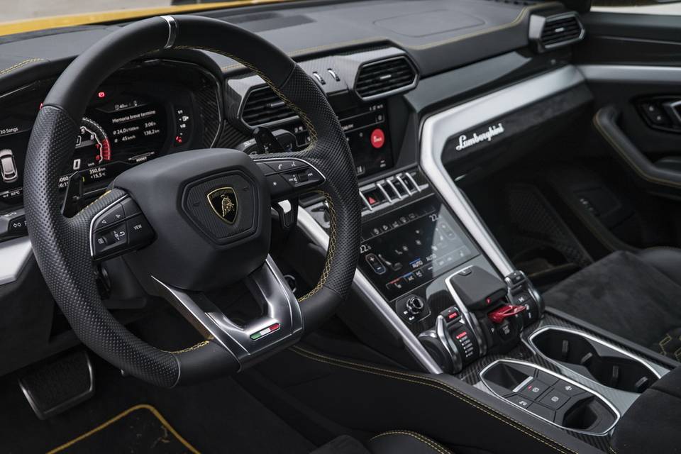 Lamborghini Urus interni