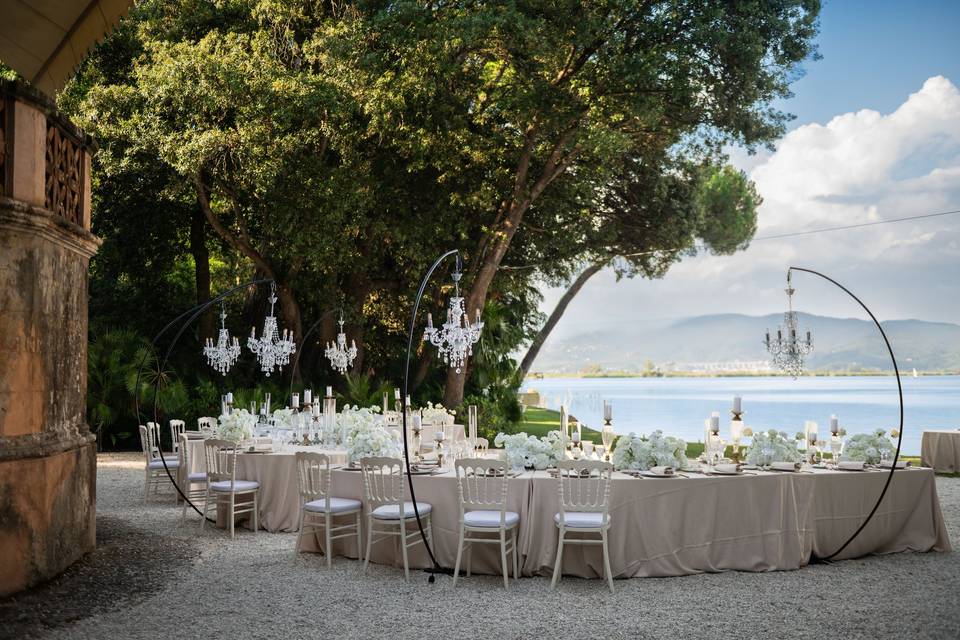 Cena ai bordi del lago