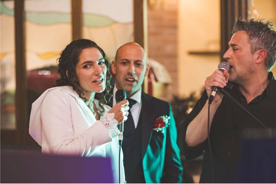 Cantando con gli sposi