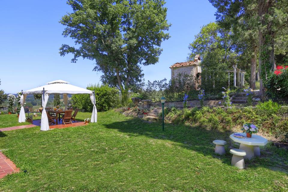 Giardino con gazebo