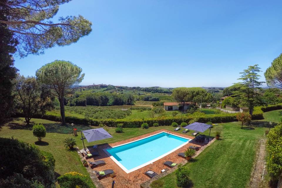 Panoramica piscina e giardino