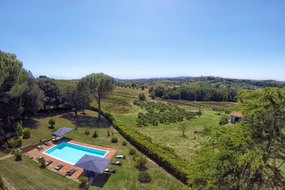 Panoramica piscina e giardino