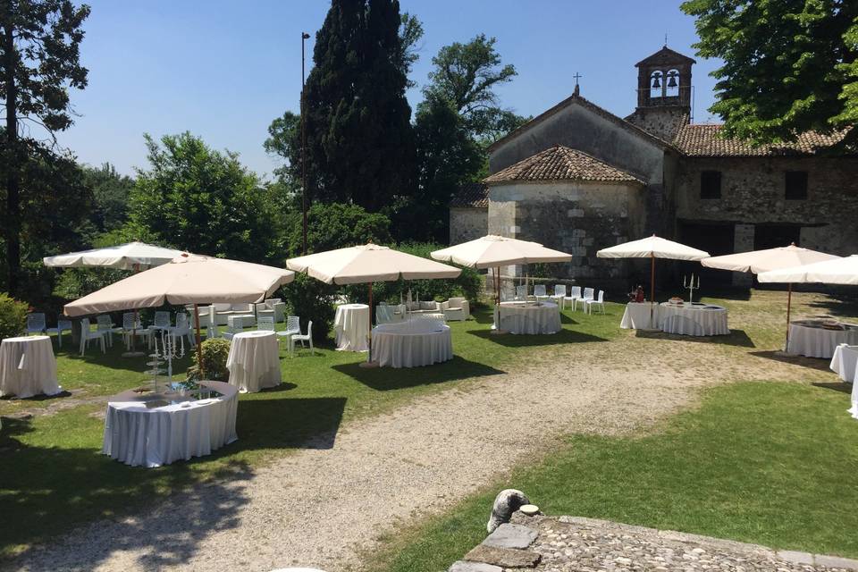 Buffe' davanti la chiesa