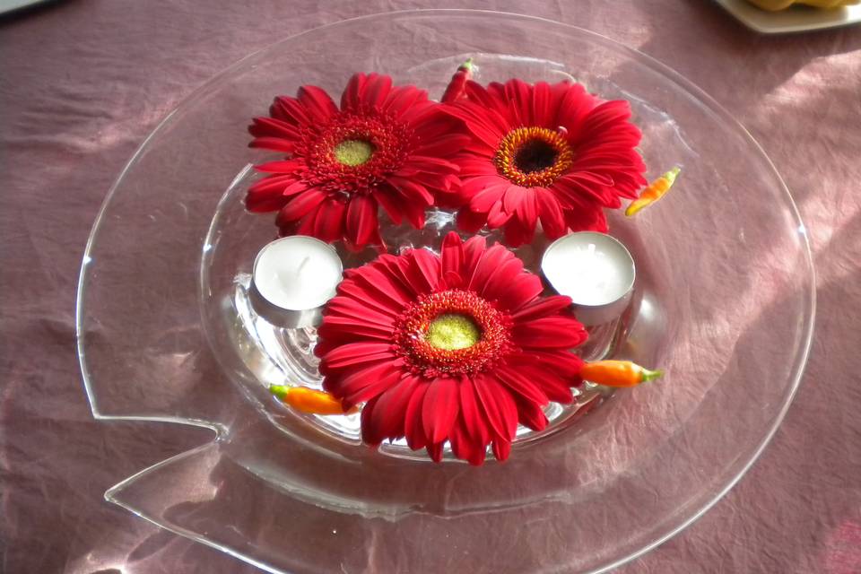 Coppa vetro con fiore galleggiante