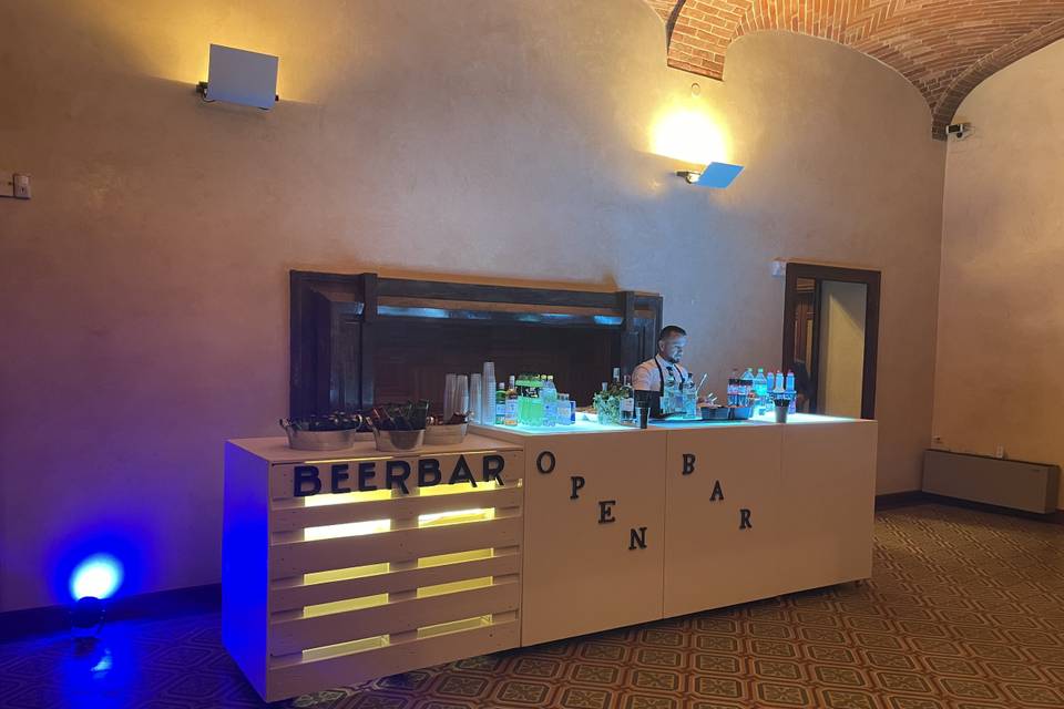 OPEN BAR & BEER BAR