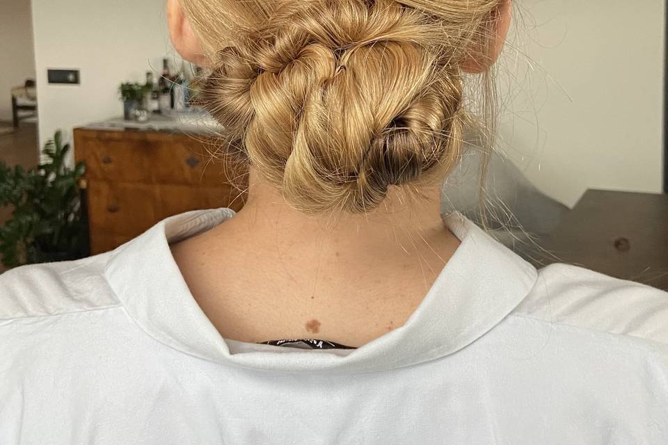 Uno chignon basso elegante