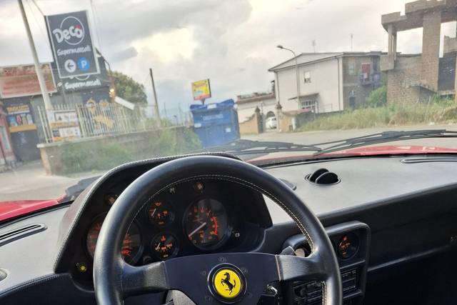Ferrari 328 GTS Interno