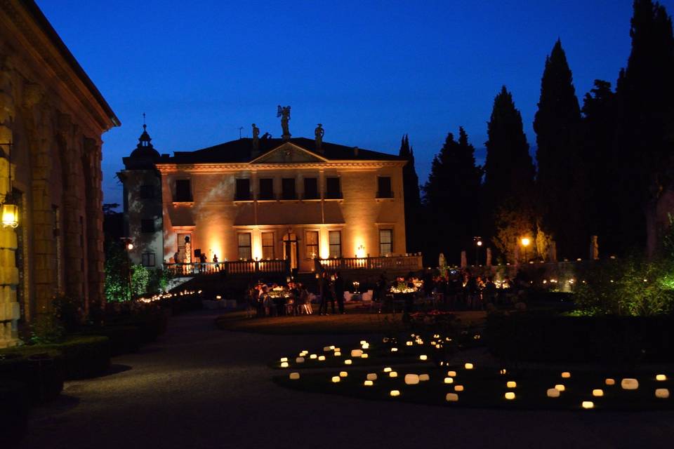 Prato e villa con candele