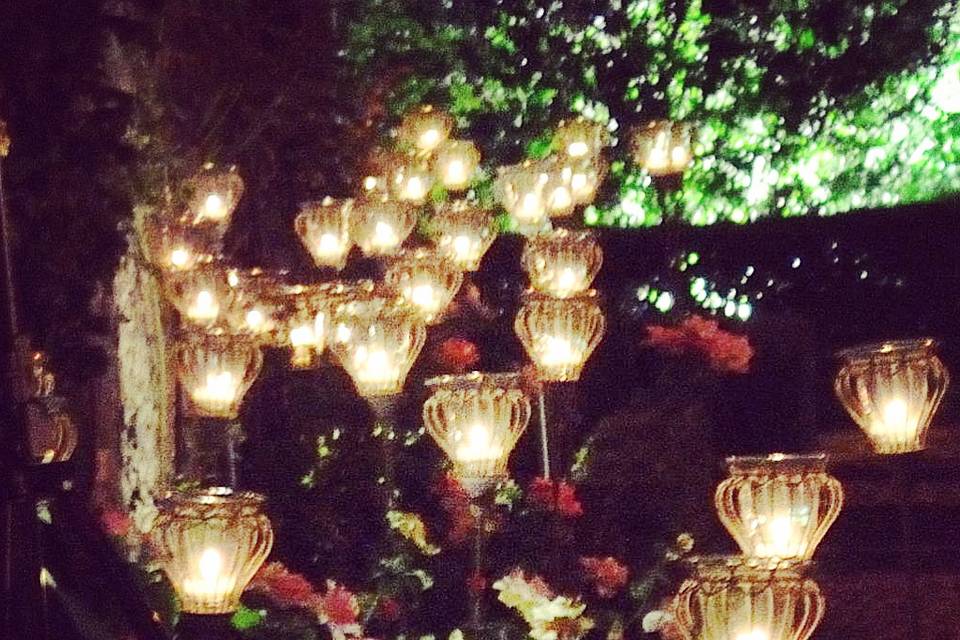 Giardino luminoso con candele