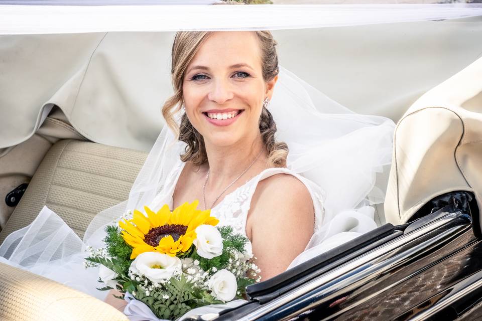 Bride_in_a_cabrio