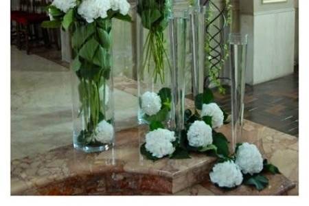 Ortensie con vasi di cristallo