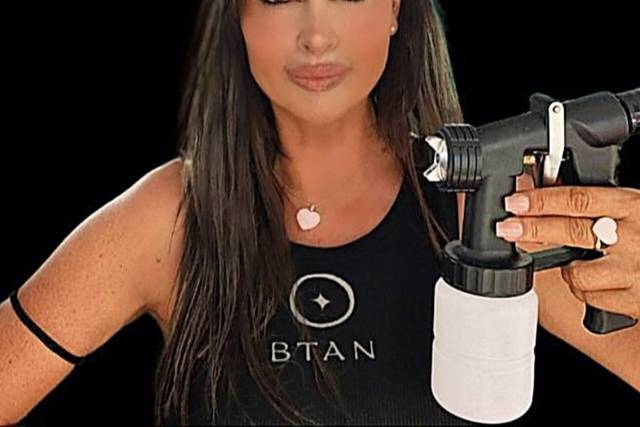 Marzia Paglialonga - Spray Tan Artist