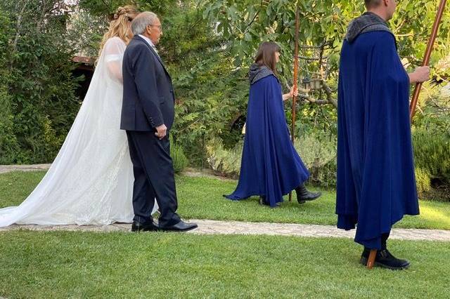 La sposa accompagnata all'alta