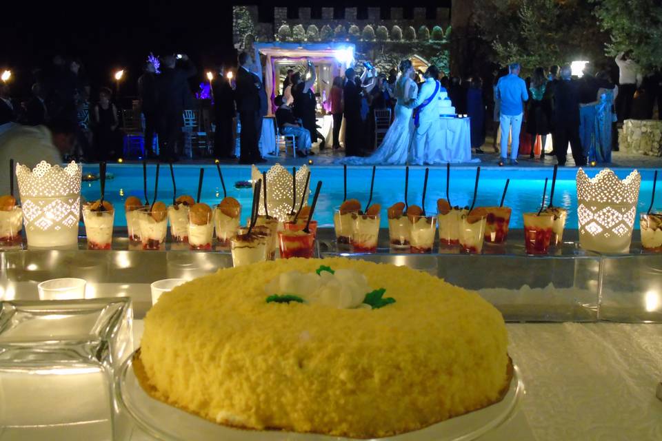 Buffet di dolci a bordo piscina