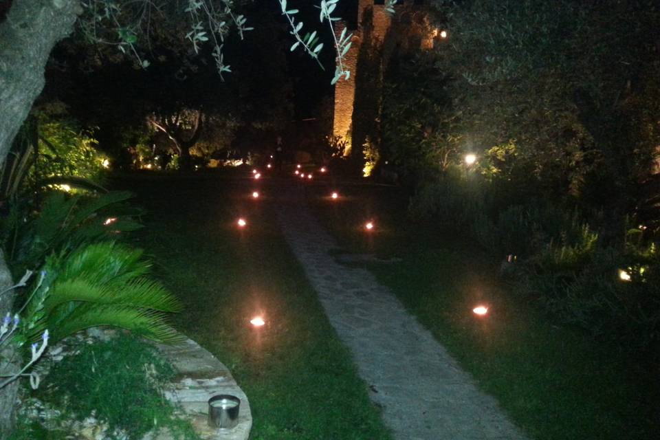 Viale illuminato dalle fiaccol