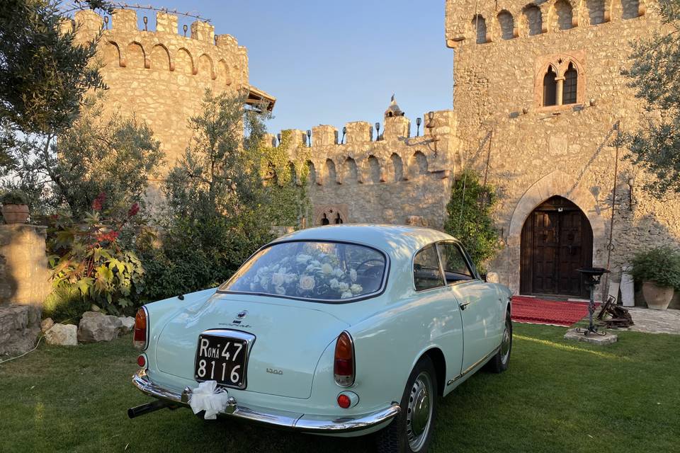 Auto d'epoca al castello