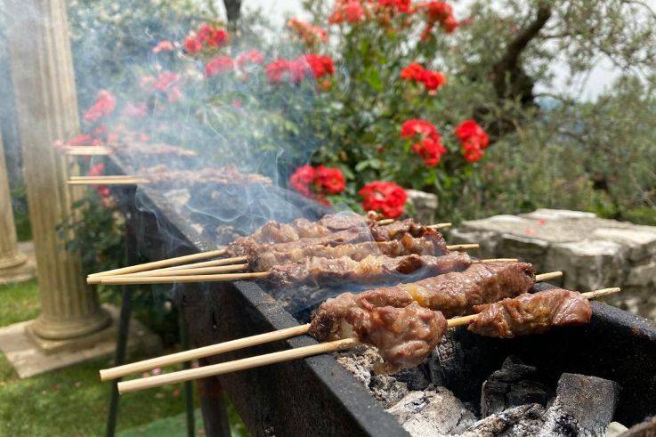 Arrosticini su canala ramata