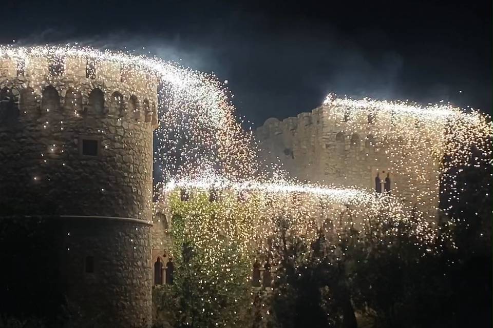 Cascate di fuoco dalle torri