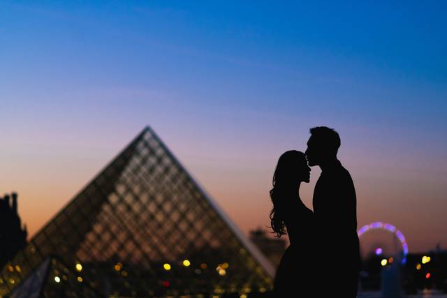 Sposi in una di miele a Parigi