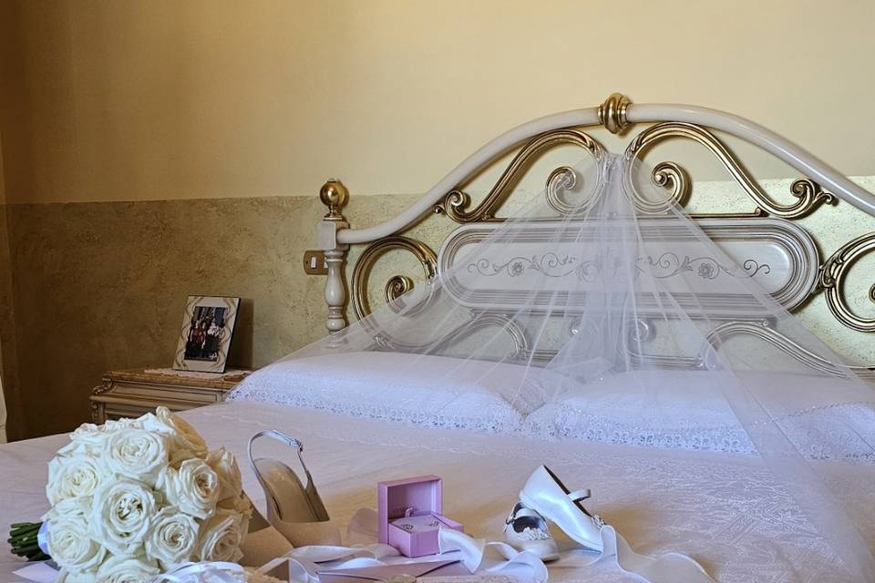 Preparazione letto sposa