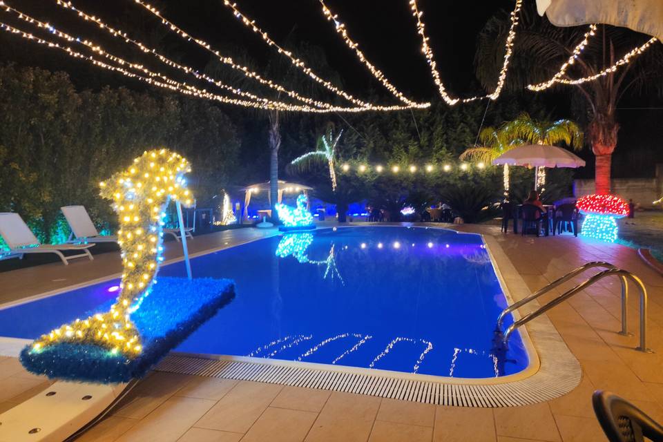 Piscina allestita luminarie