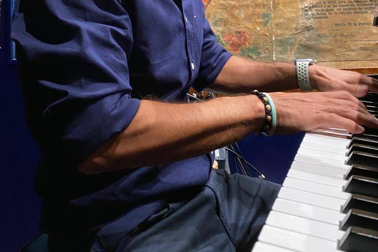 Piano e voce maschile