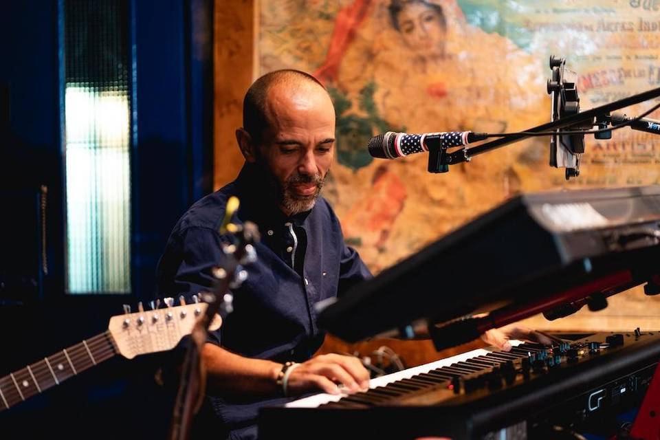 Pianist - singer