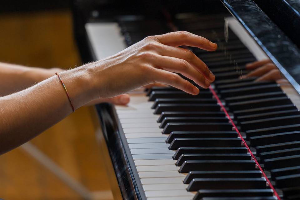 Mani al pianoforte
