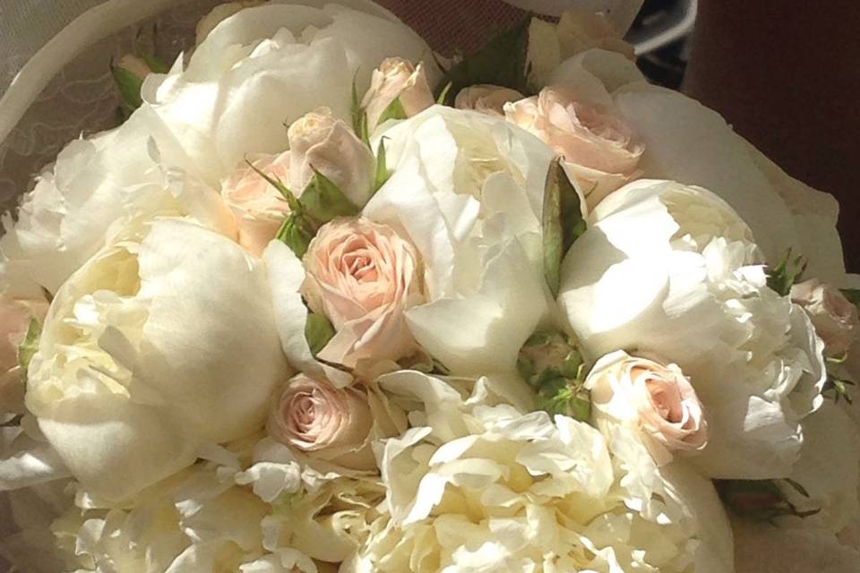 Peonie e roselline bouquet