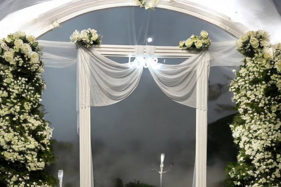 Cornice gigante in legno