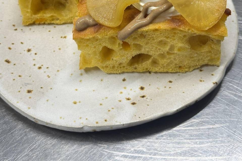 Focacciona caprino e daikon