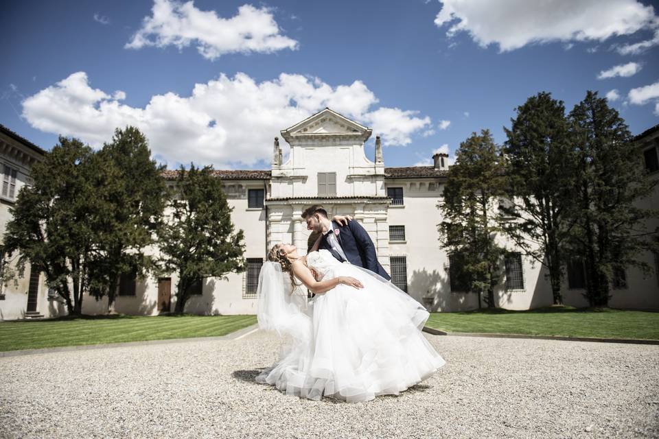 In posa davanti alla villa