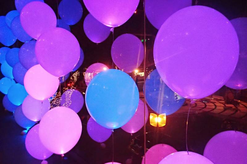 Rilascio di palloncini a Led