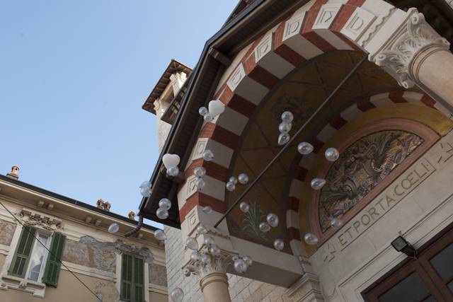 Palloncini fuori dalla chiesa