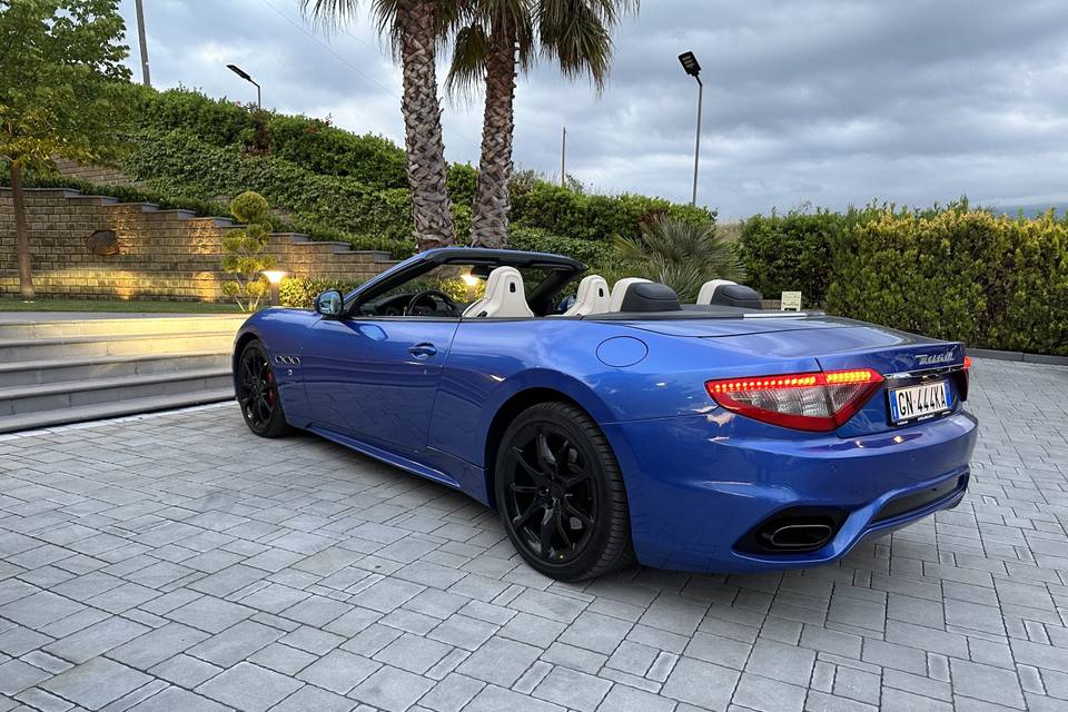 Maserati grancabrio blu