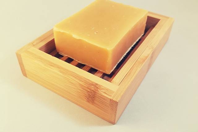 Sapone con portasapone in bamb