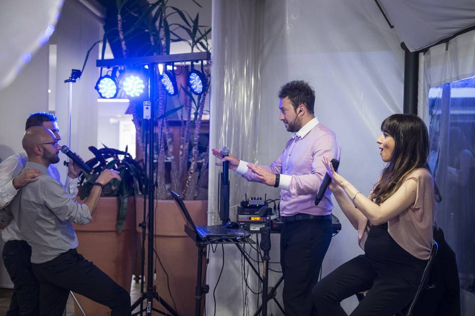 Karaoke con gli sposi e i loro