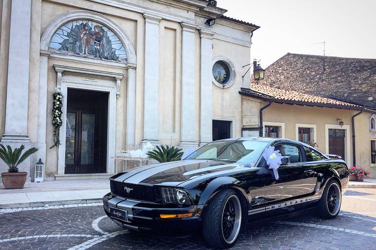 Mustang in chiesa