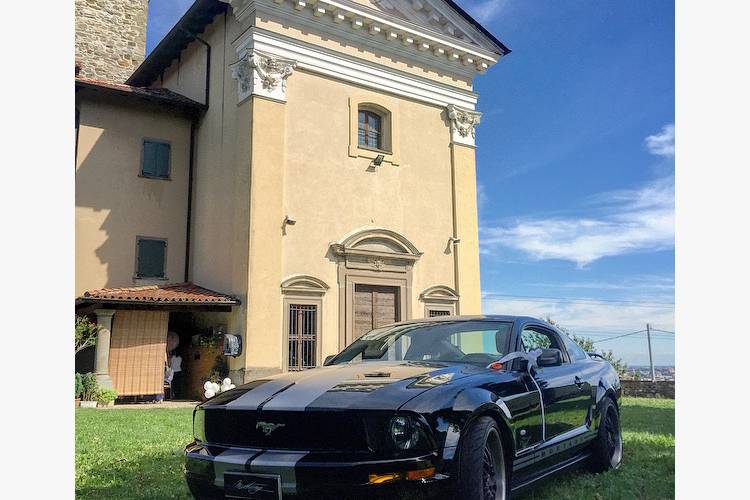 Mustang in chiesa