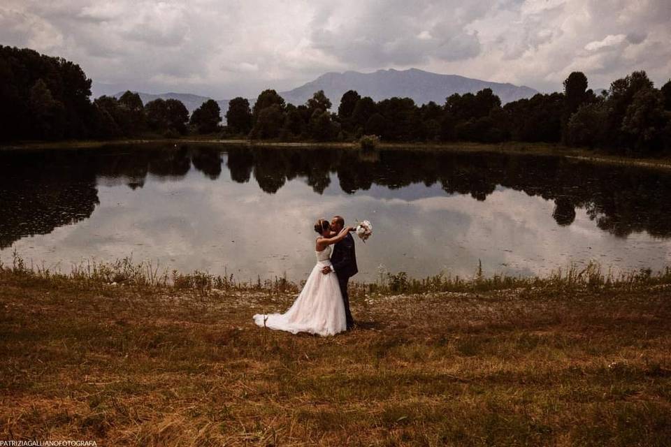 Bacio a bordo lago