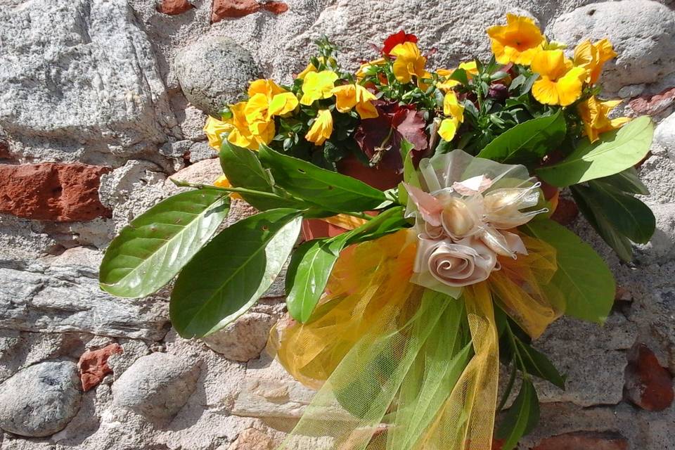 Fiori con confetti e tulle