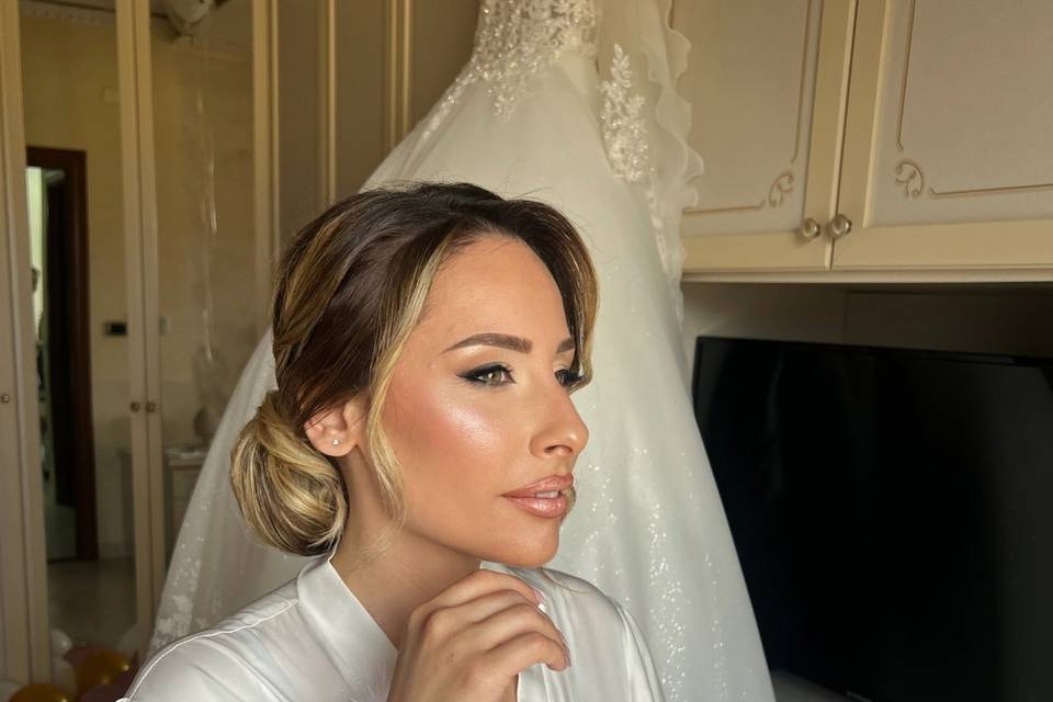 Natural glam look bride