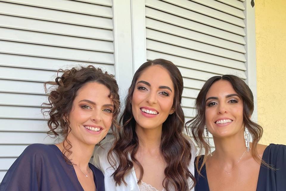 Le sorelle con la sposa