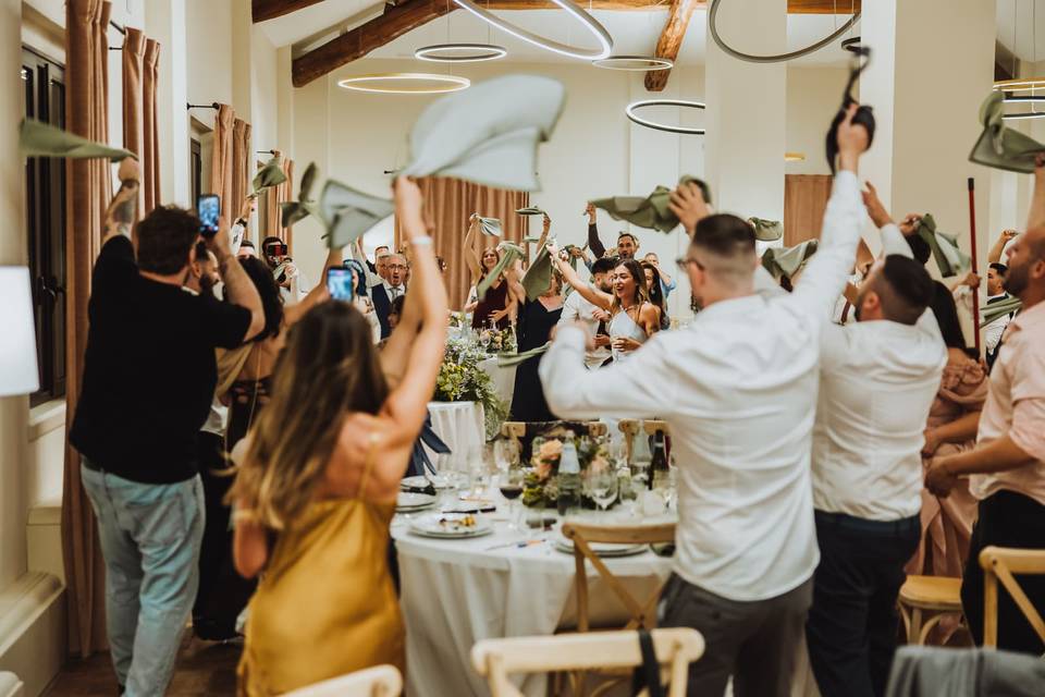 Cena e balli nel granaio